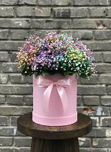 Цветочная композиция из Гипсофила и Розы в шляпной коробке в Шум Ленинградская область