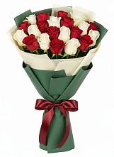 Букет Микс из красных и белых роз в Шум Ленинградская область