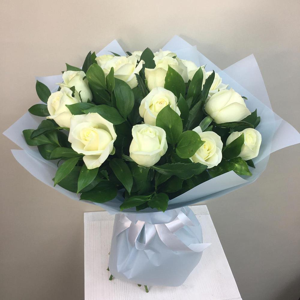 Букет 15 Белых роз Проуд в Шум Ленинградская область