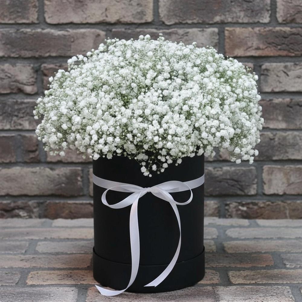 Цветочная композиция из Гипсофила в шляпной коробке в Шум Ленинградская область