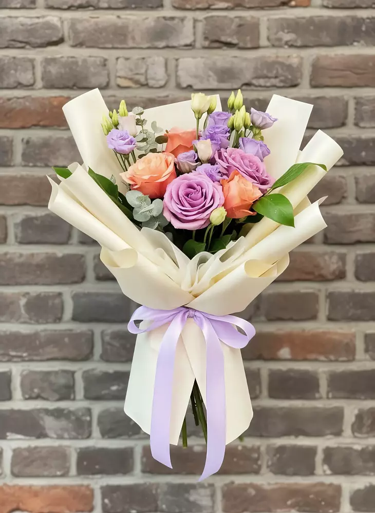 Букет цветов из: Лизиантусы и Розы в Шум Ленинградская область