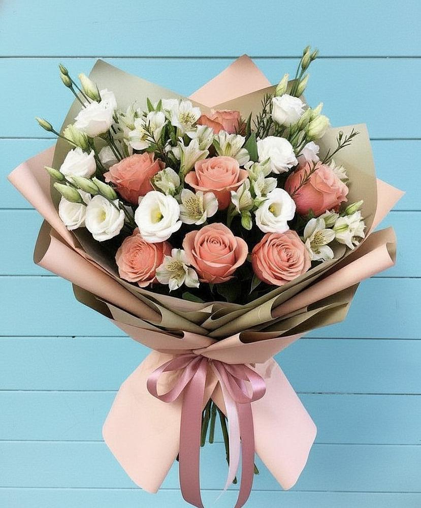 Букет цветов из: Розы, Альстромерии и Лизиантусы в Шум Ленинградская область