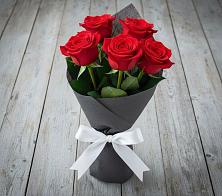 Букет 5 Красных роз Эдлесс Лав в Шум Ленинградская область