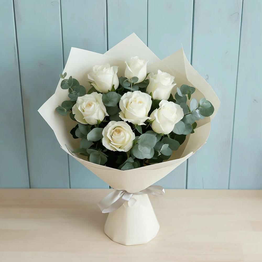 Букет Белые розы в Эвкалипте в Шум Ленинградская область
