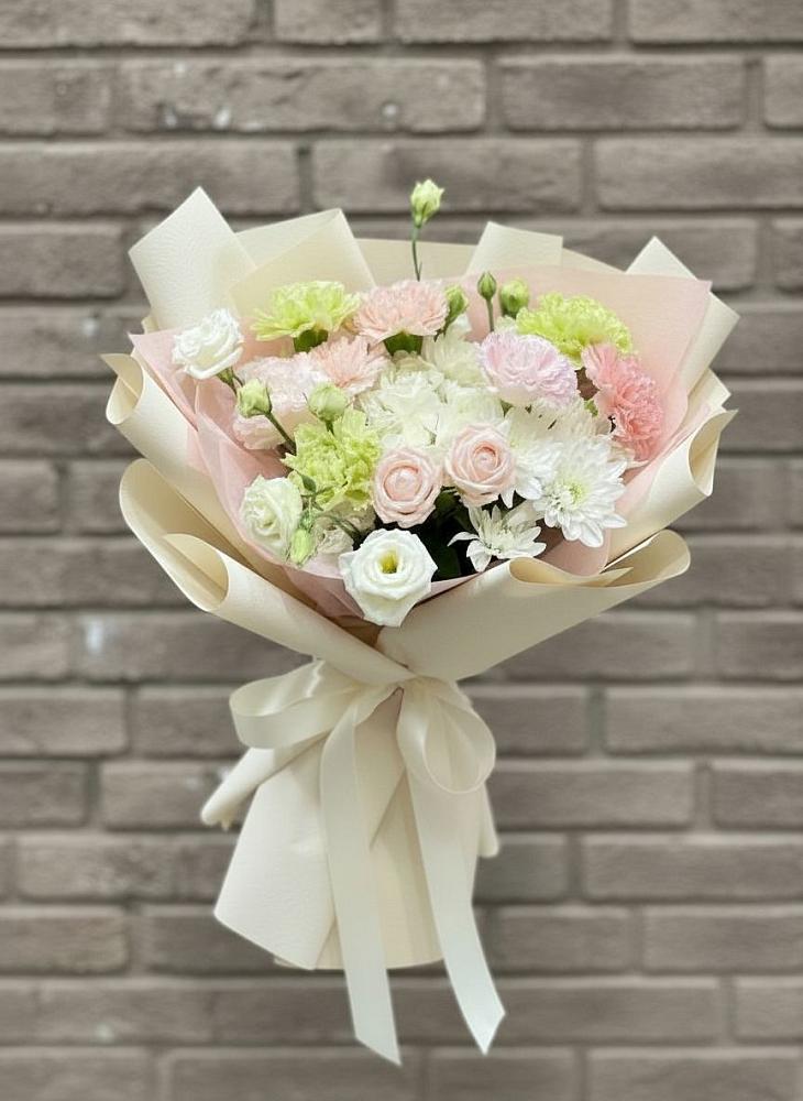 Букет цветов из: Гвоздики, Розы, Лизиантусы и Хризантемы в Шум Ленинградская область