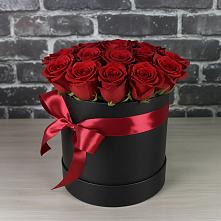 Цветочная композиция из Розы в шляпной коробке в Шум Ленинградская область