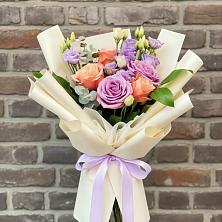 Букет цветов из:  Лизиантусы и Розы в Шум Ленинградская область