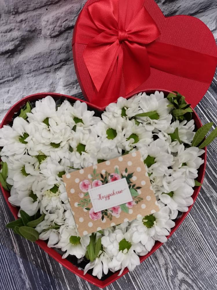 Цветочная композиция из Хризантемы в виде сердца в Шум Ленинградская область