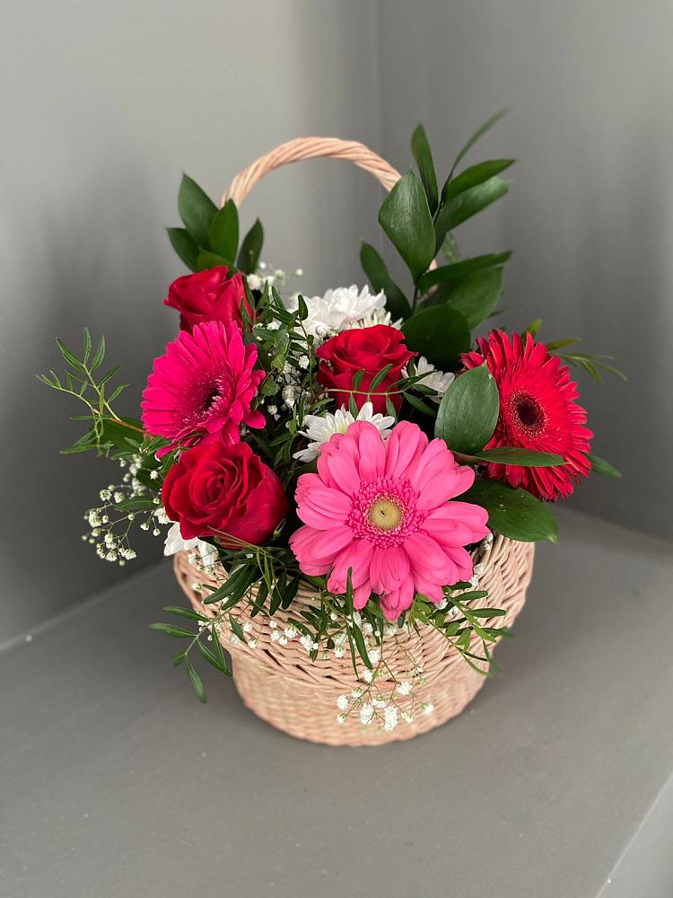 Цветочная композиция из Розы, Хризантемы и Герберы в корзине в Шум Ленинградская область