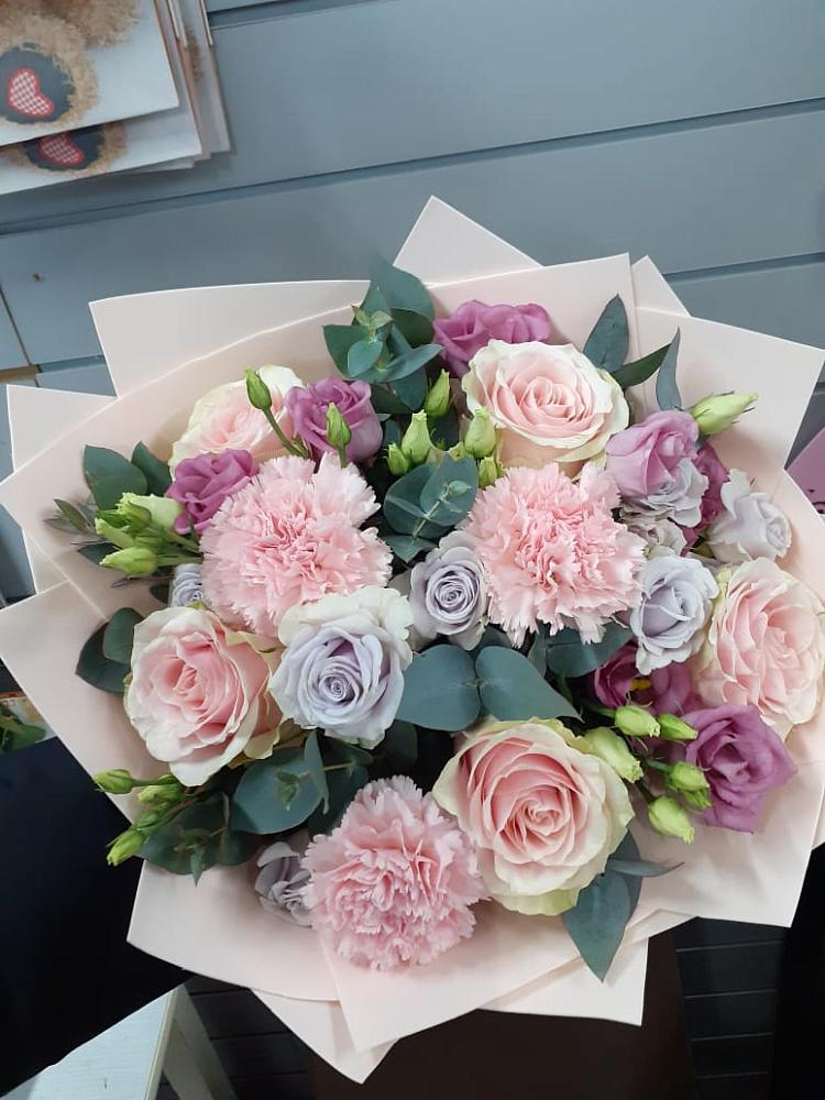 Букет цветов из: Розы, Гвоздики и Лизиантусы в Шум Ленинградская область