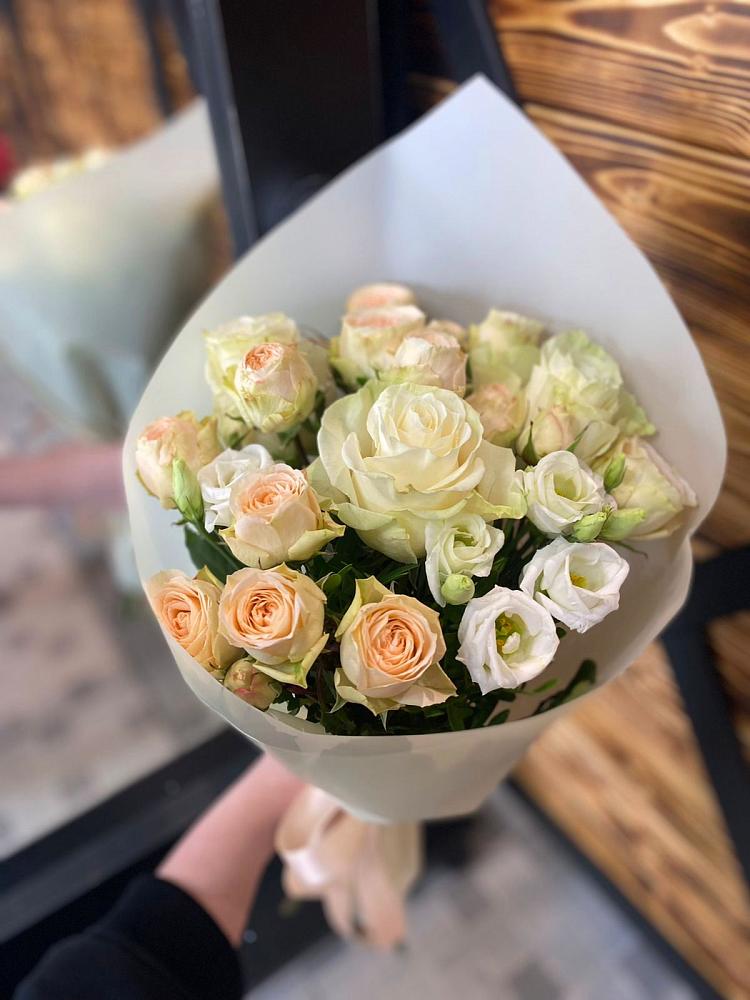 Букет цветов из: Розы и Лизиантусы в Шум Ленинградская область