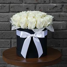 Цветочная композиция из Розы в шляпной коробке в Шум Ленинградская область